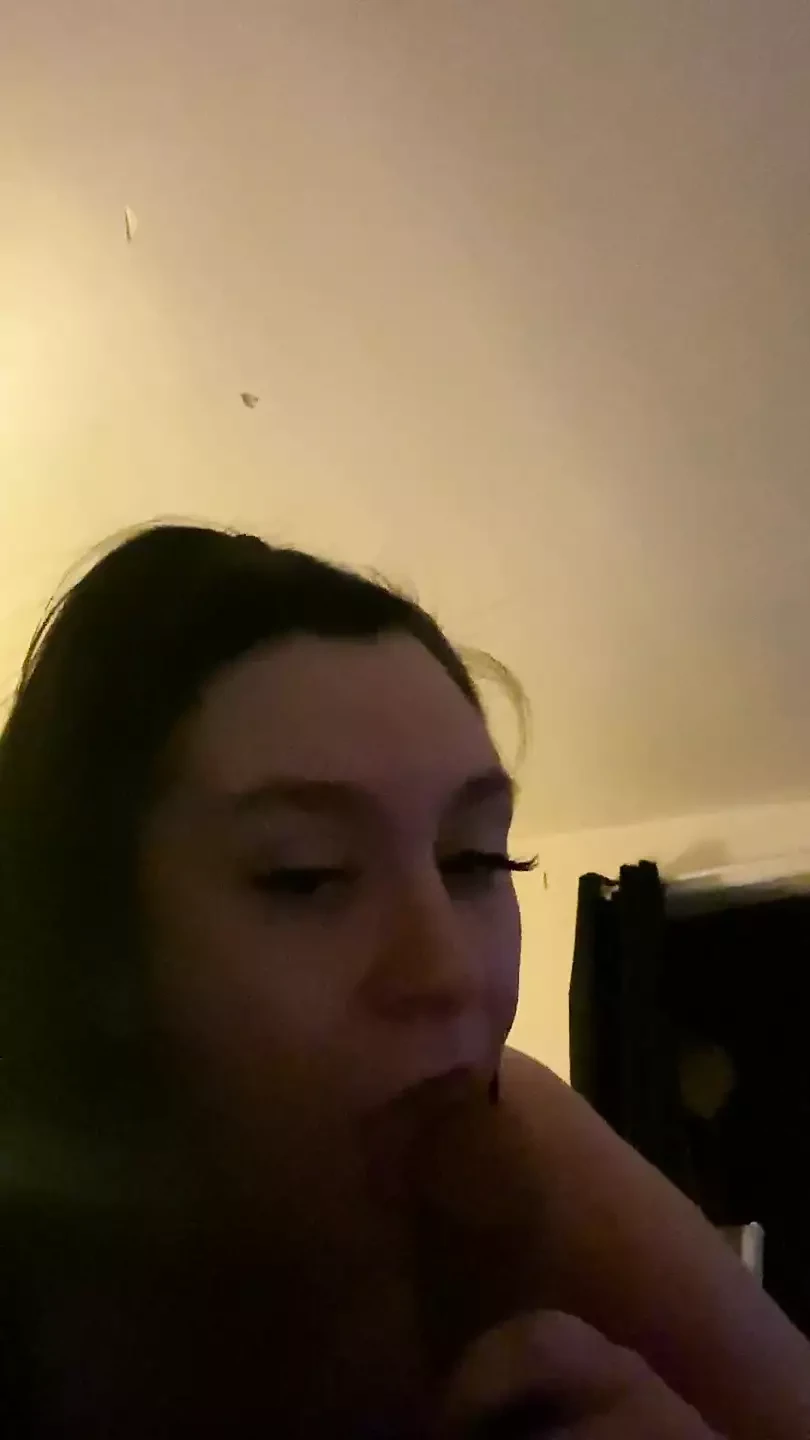 La bella ragazza fa un deepthroat ad un bbc