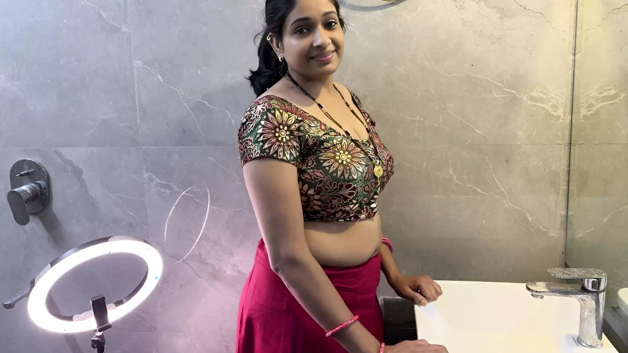 继母在浴室里做爱，同时在洗脸盆上抬起双腿