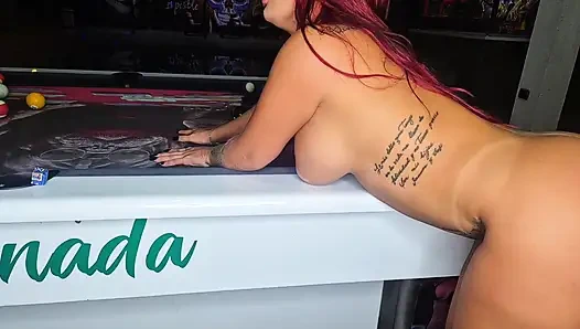 В Баре В Букараманге Большая Задница, Замужняя Безжалостно Трахается На Бильярдном Столе - Получает Горячее Молоко В Киску