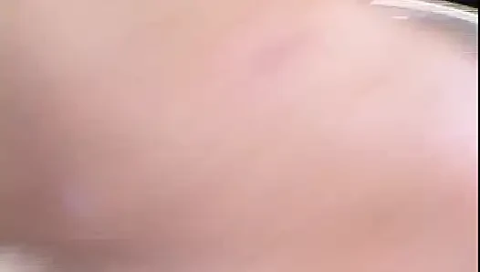 Cewek sange ini lagi ngentot pantatnya pakai dildo sampai lubangnya menganga lebar