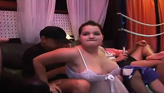 Pantat bahenol cewek rambut cokelat ini di-gangbang sampai lubangnya menganga lebar