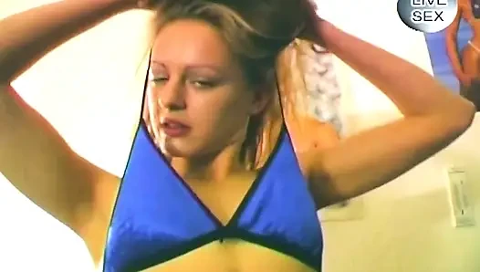 Blonde blondine dehnt muschi weit mit riesigem flascheneinschub