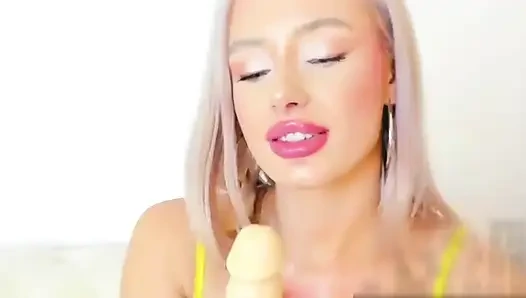 Girl Play Fuck Machine and Blowjob