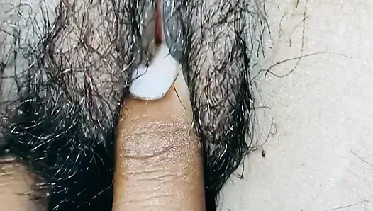 Girlfriend ke chut me ungli ghusa di closeup