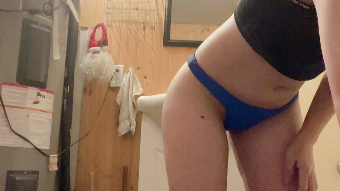Hana Take a Cup Water Clean Her Pussy in the Bathroom