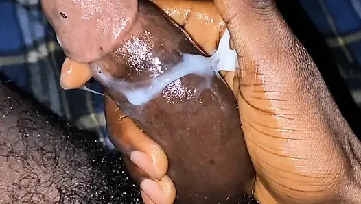 Erkek kardeş mastürbasyon yapıyor ve büyük bir boşalma çekiyor