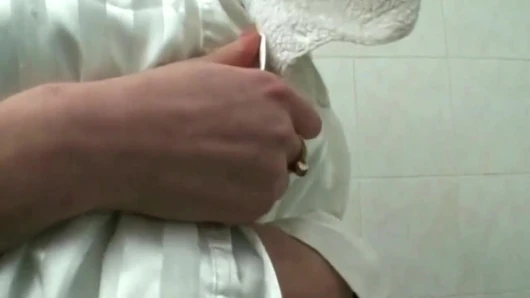 Cewek hot rambut pirang lagi asik nyepong kontol dan ngentot dildo warna ungu habis-habisan
