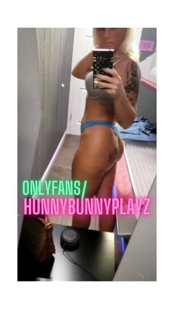 Curvy ass bunny