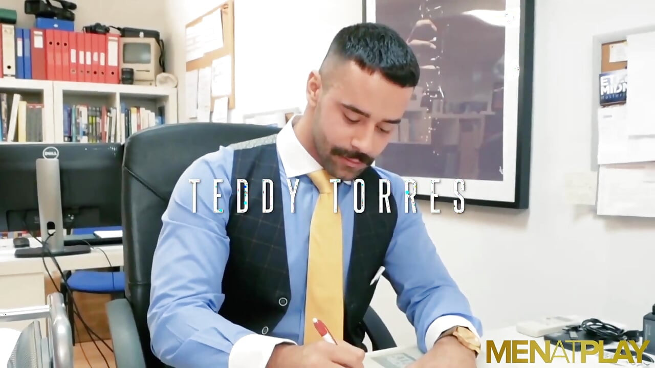 MENATPLAY - Suited hunk Teddy Torres anal breeds Damon Heart