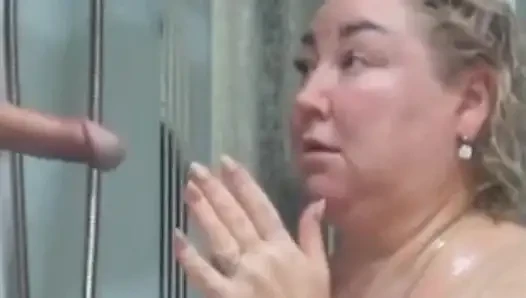 Duşta yarak emiyor ve yüzüme ve ağzıma boşaltıyorum