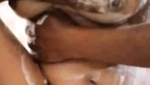 Индийская девушка дези купается в ванной - горячее ASMR видео