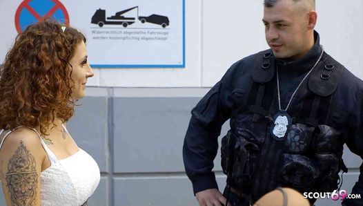 Ryzykowny seks z skandalem publicznym - Niemiecka Mara Martinez rucha się z policjantem
