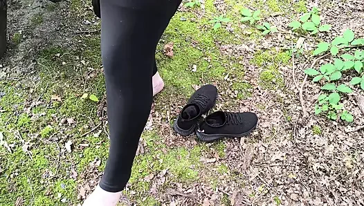 Barbekü alanında göt, memeler ve amcık kırbaçlama