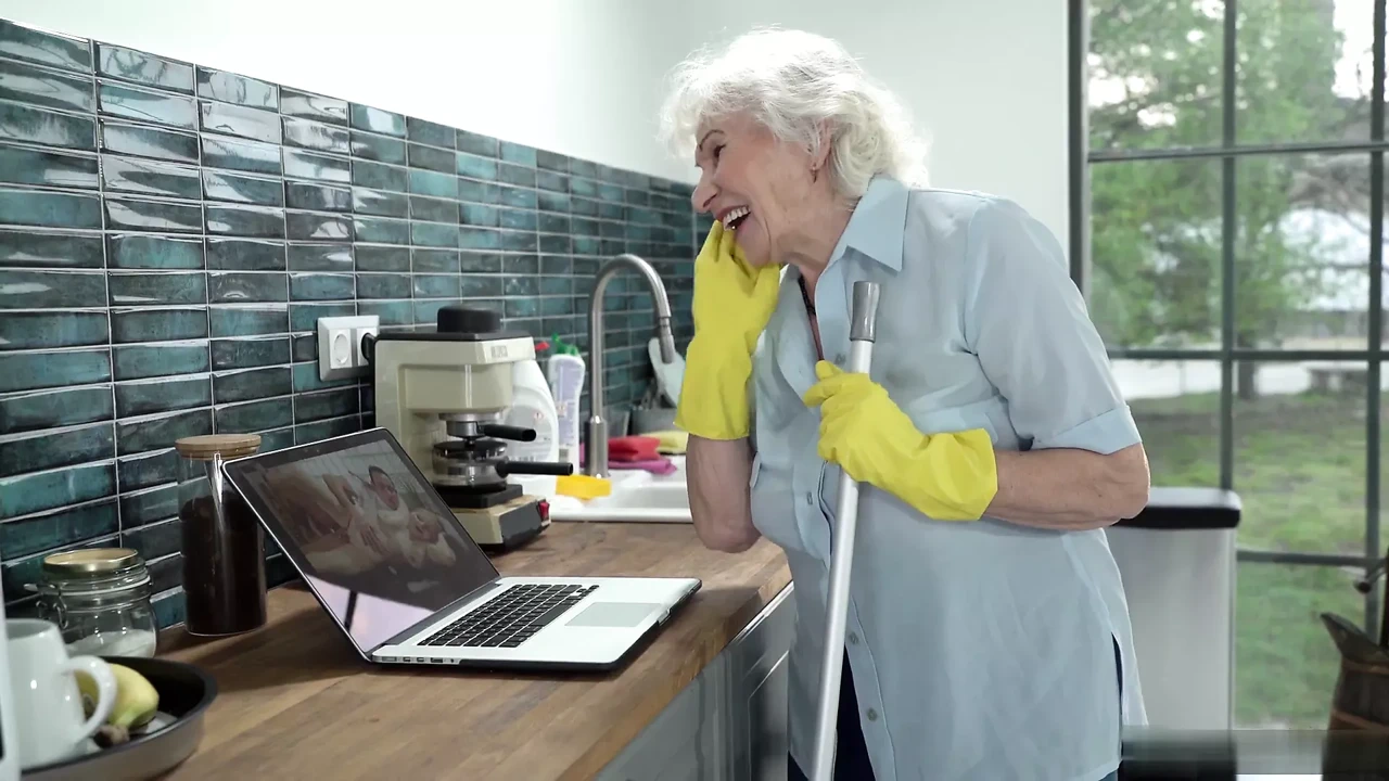 奶奶 Norma 刮了阴户和 2 高潮