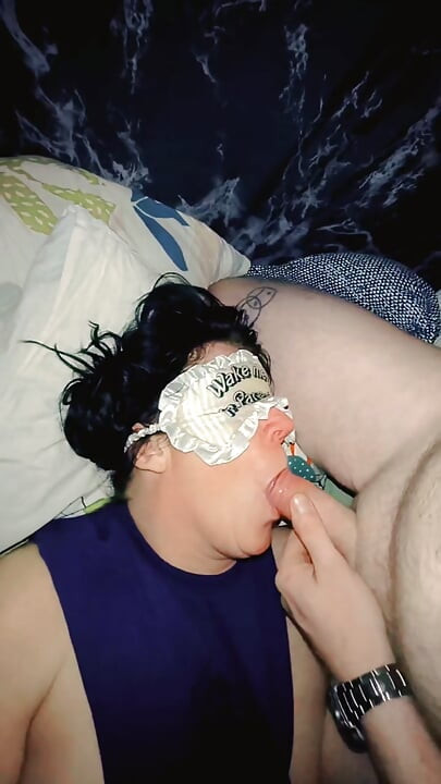 Echándole chorros en la cara a su esposa