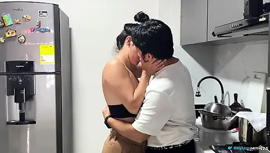Страстный секс на кухне с красивой латинской женой с розовой киской!