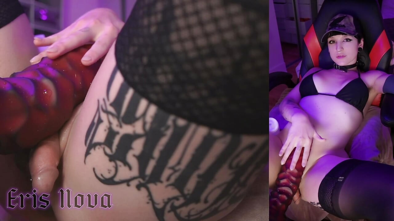 Hot Goth Trans Girl Gets Gaped by Massive Dildo on Fuck Machine