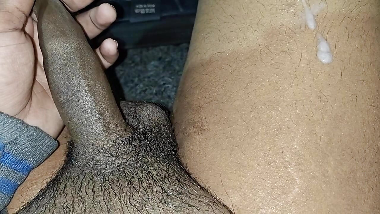 자지와 사정 비디오를 보여주는 인도 타밀 소년