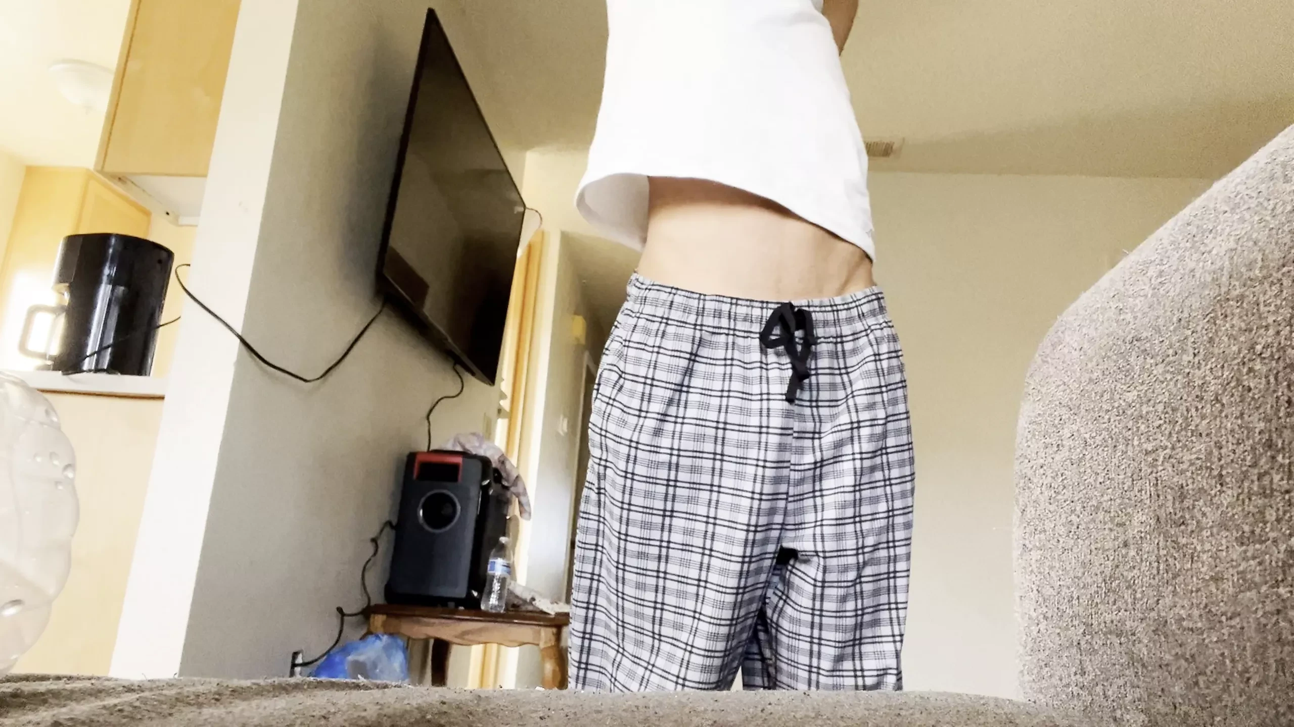 Twink in pyjama wordt wakker om zich uit te kleden voor de camera, de nieuwe amateur -gay pornovideo van xblue18