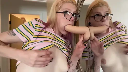 Девушка по соседству