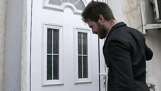 Heteroseksüel adam takma yaraklı sarışın genç erkek avcısı tarafından sikiliyor 5804 2