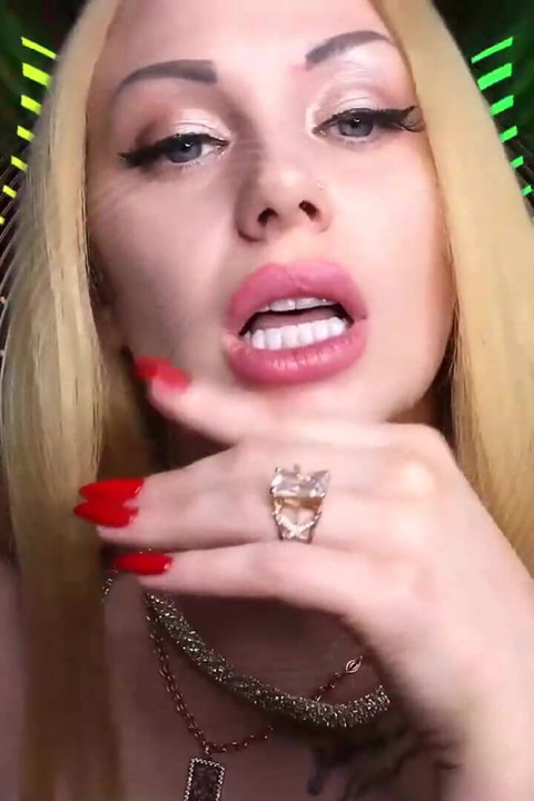 Büyüleyici şehvetli baştan çıkarmamda kayboldum ve yarağını sıvazla!