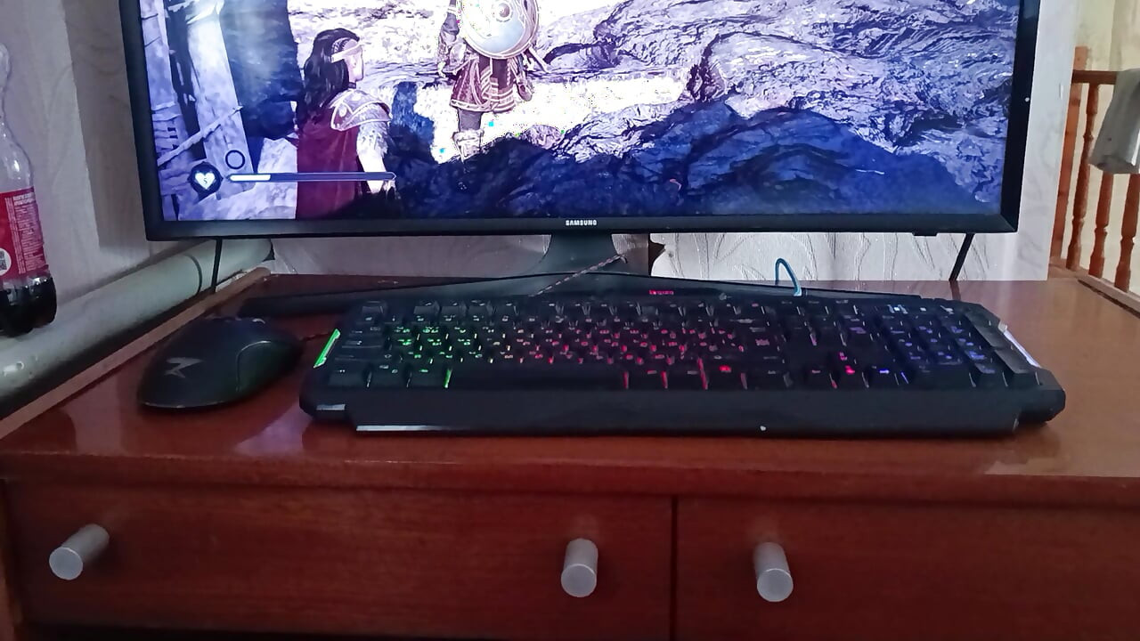 Mulher coreana chupa o pau de um nerd enquanto ele está brincando no computador