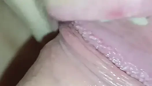 Meine neue stiefmutter kam mich nachts zu Besuch und gab mir einen blowjob, bis ich in ihren mund kam.