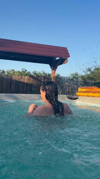 Sexy provoca de piscina en un pequeño bikini