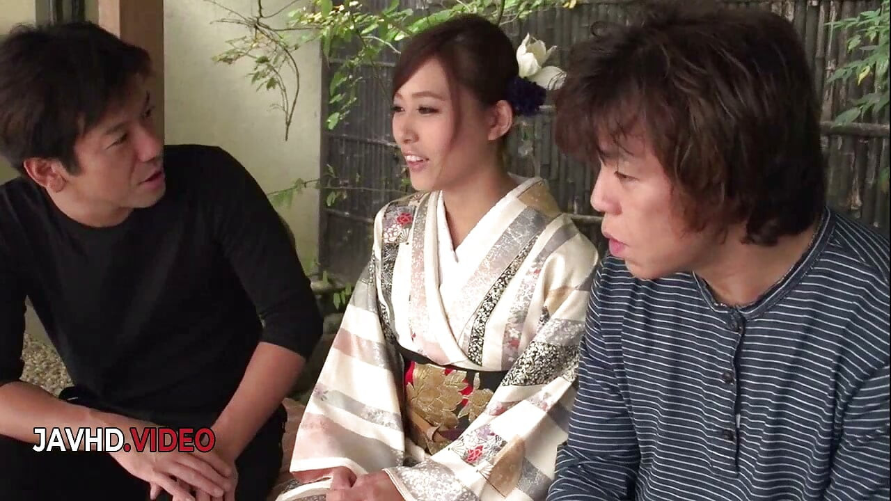 屋外の至福：水野葵の淫らな3Pフェラチオ
