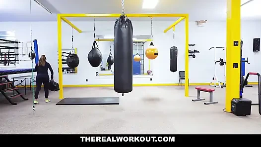Milf mit dicken titten lutscht einen muskel-hengst im fitnessstudio