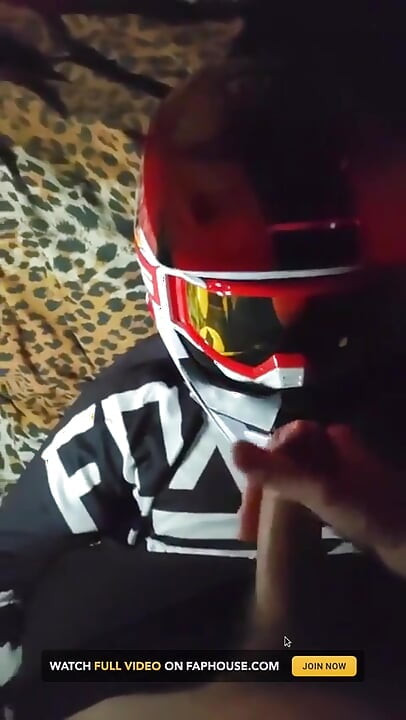 صديقها السابق في Mxhelmet يهزني ، نائب الرئيس في نظارته