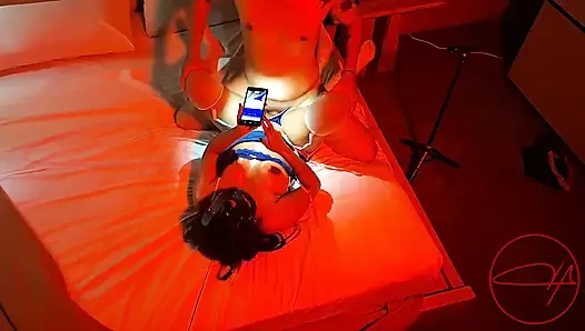 Инфлюенсер дебютирует с одарённой девушкой, без презерватива и покрытой маслом, пока не эякулирует внутри неё