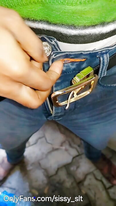 Shemale panas dan seksi menunjuk-nunjukkan tubuh bengkung bogelnya