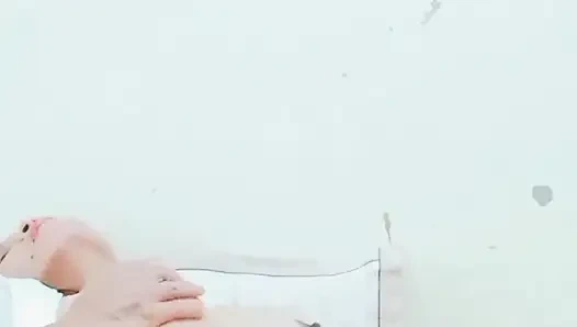 Geile tante verliert sich beim reiben ihrer muschi im bett