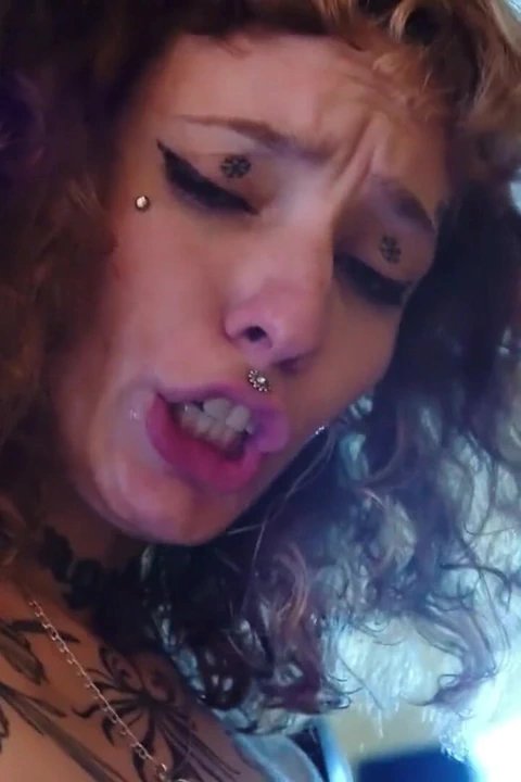 当我的妻子看电视时, 她跟着她妹妹上楼梯.