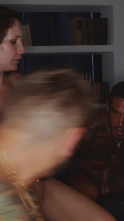 Mary Rock experimenta su primer trío grandota con dos hombres ansiosos | Clip 2