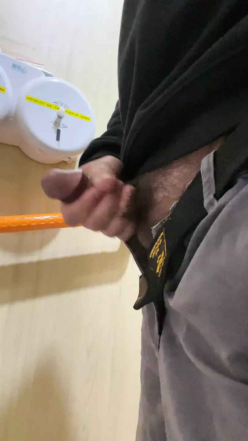 Kinesisk ung man som runkar iväg på toaletten.