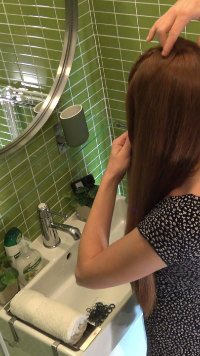 A namorada ruiva mais fofa faz um penteado no banheiro - sem calcinha, sem sutiã em um vestido sexy | Clipe 2