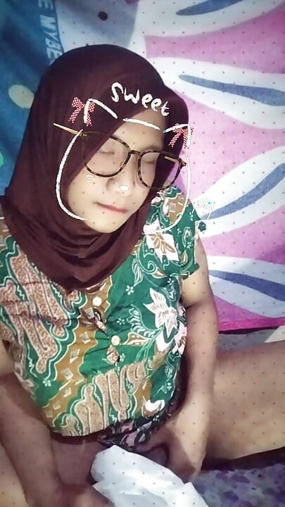 Hijab travesti masturbándose en la habitación