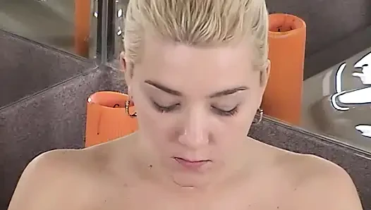 Cewek hot rambut pirang lagi asik muasin memeknya pakai dildo dan kontol besar