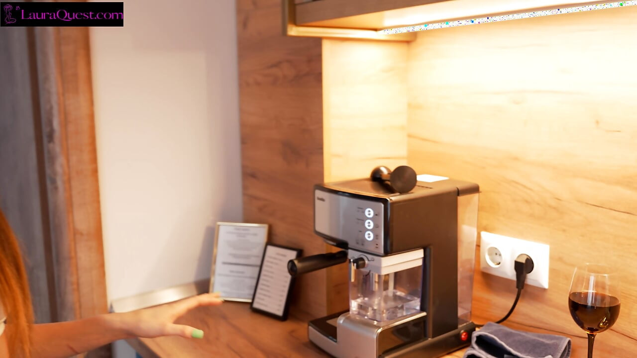 Ella lo engaña con reparaciones falsas hasta que él la folla de verdad