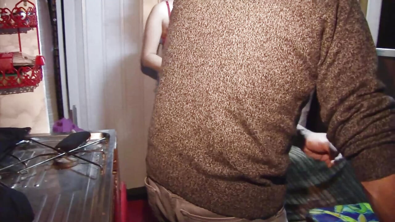 مدمن به ويمارس الجنس في ثلاثي داخل قافلة