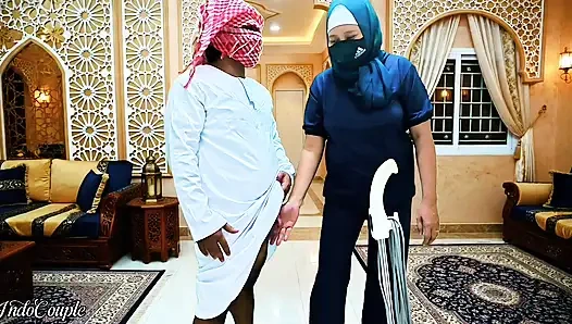 Ein schöner muslimischer Hijab-Boss will, dass ich in Saudi-Arabien den winzigen Schwanz einer Haushälterin ficke