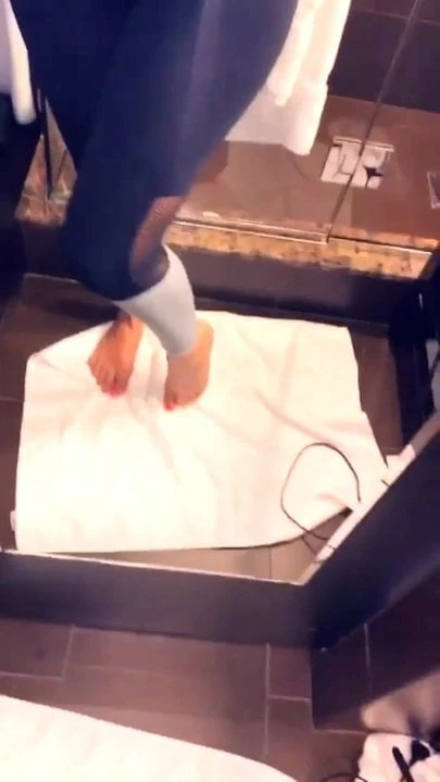 Amelie Neten feet