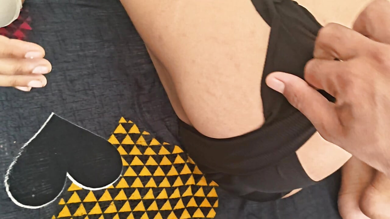 Gadis seksi india lagi asik ngentot memek sempitnya sama devarnya