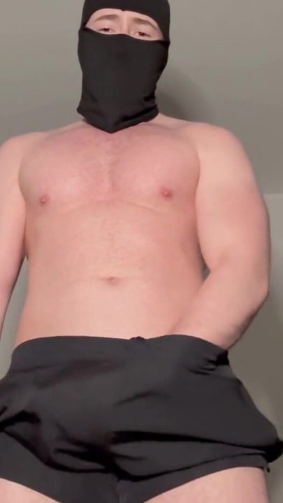 筋肉質なダディが黒いアディダスショーツ越しに硬いペニスを突き動かす - PhantomGentX | クリップ 2