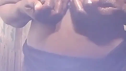 Ben Izlerken Üvey Annem Göğüslerini Bana Gösteriyor