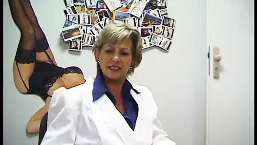 Возбужденную зрелую даму шпилят сзади на кастинге