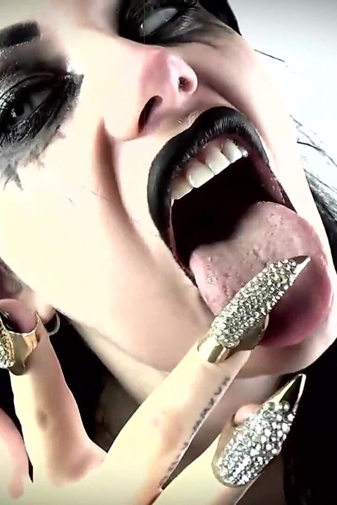 ¡Succubus te hizo hacer esto! Instrucciones de paja para tragar leche